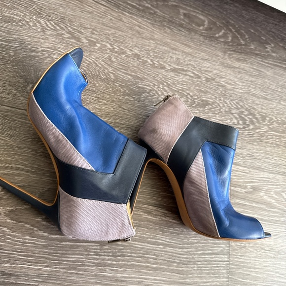 Shoes - Picture 3 of 4